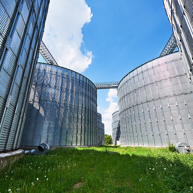 Silos biometano stoccaggio. Esterno dell'edificio cielo blu con nuvole bianche.