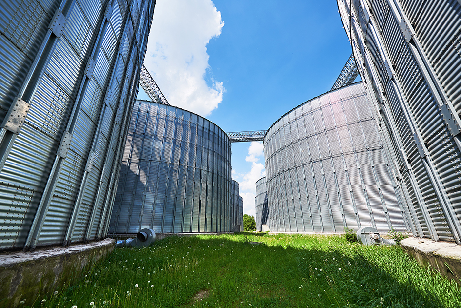 Silos biometano stoccaggio. Esterno dell'edificio cielo blu con nuvole bianche.